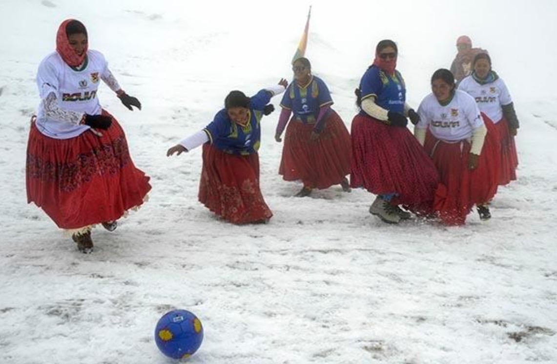 Las Cholitas Escaladoras Vencen El Fr O La Altura Y Juegan F Tbol A