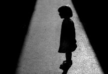 Niña de 3 años encontrada junto a una persona en estado de embriaguez fue rescatada