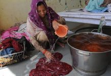 En la India mujeres reciben dinero por hacer labores del hogar