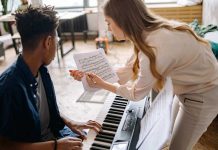 Becas Latin Grammy para estudiantes que les guste la música