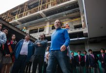 Quito construye nuevo bloque de 12 aulas para 1.500 estudiantes Alcalde de Quito Pabel Muñoz inspecciona la construcción del nuevo bloque de aulas en la Unidad Educativa Municipal San Francisco de Quito junto a estudiantes en Guayllabamba.