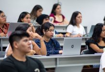 Postulación a institutos tecnológicos y conservatorios públicos 2026 Estudiantes realizando el proceso de postulación a institutos tecnológicos públicos de Ecuador mediante la plataforma oficial de admisión 2026.