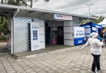 Quito habilita puntos gratuitos de salud en 4 parques Personal de salud atendiendo gratuitamente a ciudadanos en un Punto Quito Salud instalado en un parque de Quito.