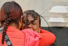 Continúan los rescates de personas en Venezuela tras los terremotos Rescatistas trabajan entre escombros en Venezuela tras los terremotos y las labores de búsqueda continúan.