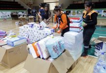 Centros de acopio en Ecuador para ayudar a Venezuela Voluntarios en centros de acopio de universidades ecuatorianas organizando donaciones para las víctimas de los terremotos en Venezuela