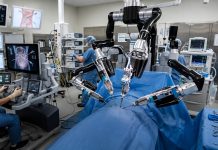 Telecirugía entre China y Azuay rompe un Récord Guinness: Conozca los detalles Consola de cirugía robótica durante telecirugía entre Gualaceo (Ecuador) y Harbin (China), liderada por el doctor Jorge Bravo López.