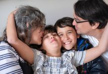 Ayuda A Niñas, Niños Y Adolescentes mediante Acogimiento Familiar Familia acogiente en Ecuador cuidando de un niño dentro del programa de acogimiento familiar de Aldeas Infantiles SOS