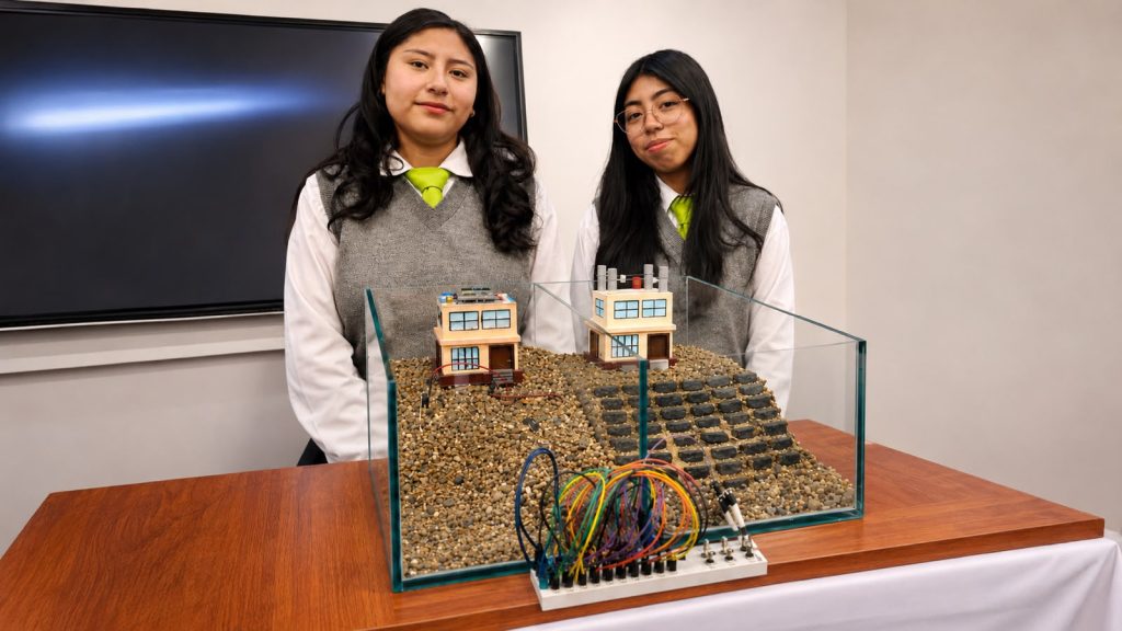 María Isabel Cuenca y Melanie Sánchez presentan prototipo de GeoAlerta Belén, sistema de alerta temprana para deslizamientos desarrollado en Loja.