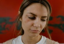 Violencia de género: Medidas administrativas inmediatas de protección Mujer recibiendo orientación sobre medidas de protección en una Tenencia Política (foto referencial Ministerio de Gobierno)