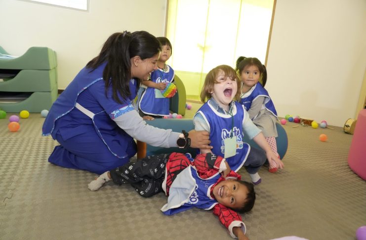 “Niños jugando en el nuevo centro Quito Wawas de Atucucho en Quito”