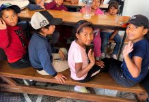 Ayude a 1.500 niños con la campaña «Una Mochila, Un Sueño» Niños reciben mochilas y útiles escolares en campaña “Una Mochila, Un Sueño” de Fundación Jonathan en Quito, Ecuador.