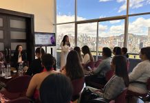 Foro Liderazgo Violeta: Brechas de género y liderazgo de las mujeres Panel del Foro Liderazgo Violeta sobre liderazgo femenino, equidad de género y competitividad empresarial en la Cámara de Comercio de Quito.