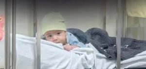 Comunicado del Hospital del Niño Francisco de Icaza Bustamante sobre la bebé abandonada y la alerta por posibles estafas.