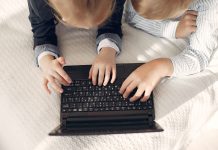 ¿Tu hijo hace las tareas con inteligencia artificial? Estas claves pueden ayudarle a usarla sin dejar de aprender